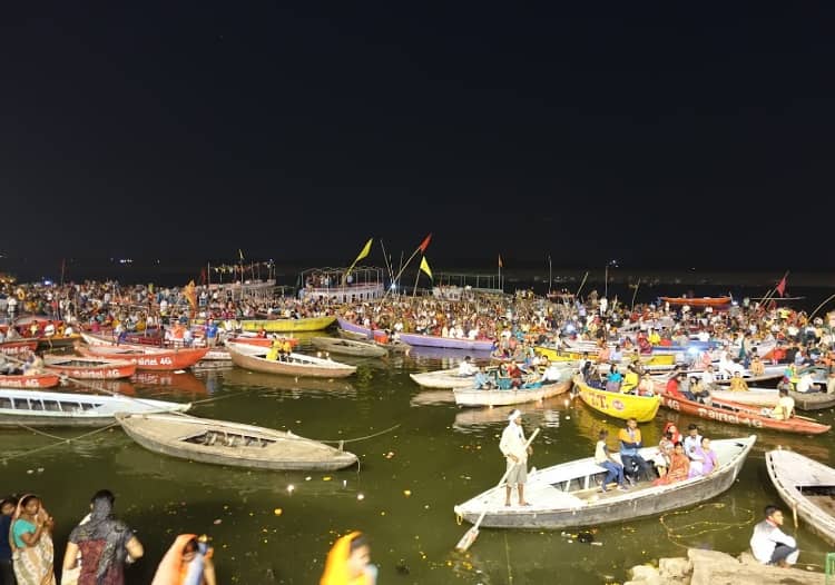 Take boat trip in Varanasi