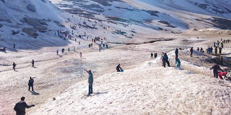 Tourist enjoy with snow in Rohtang