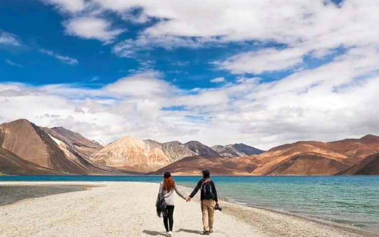 Pangong Tso a best place for honeymoon in Leh ladakh