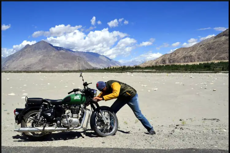 Royal Enfield Classic 350cc a best bike for ladakh road trip