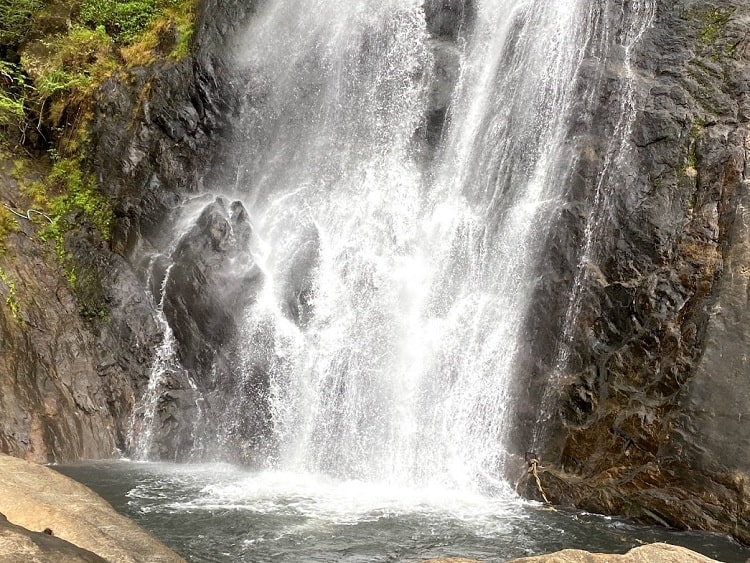 Palaruvi Waterfalls a best waterfall in Kerala